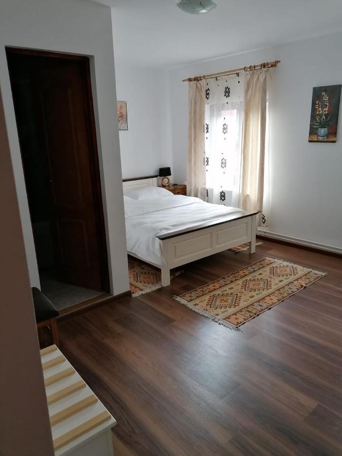 Отель Casa Poenaru Кымпулунг-Молдовенеск Экстерьер фото