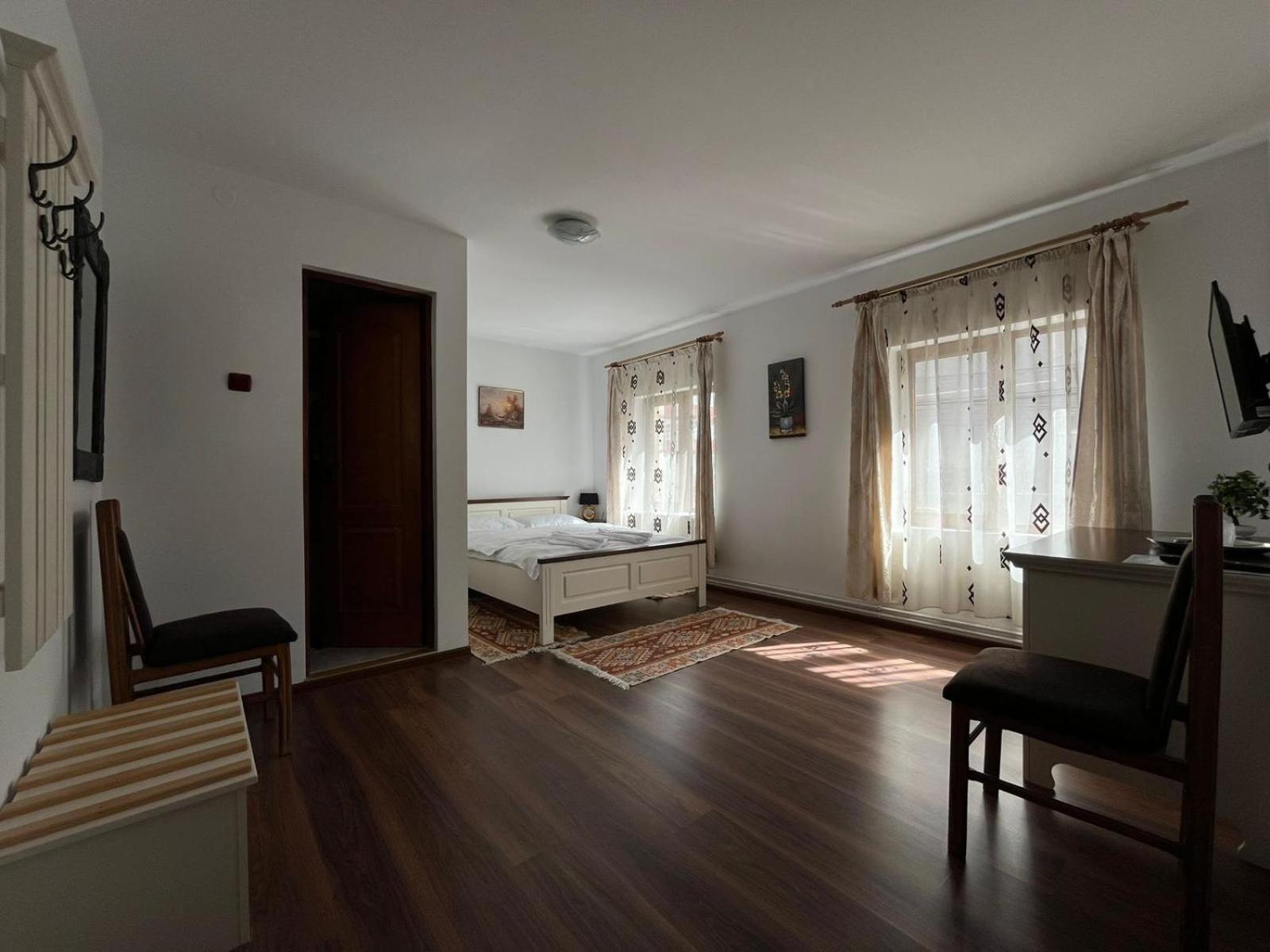 Отель Casa Poenaru Кымпулунг-Молдовенеск Экстерьер фото