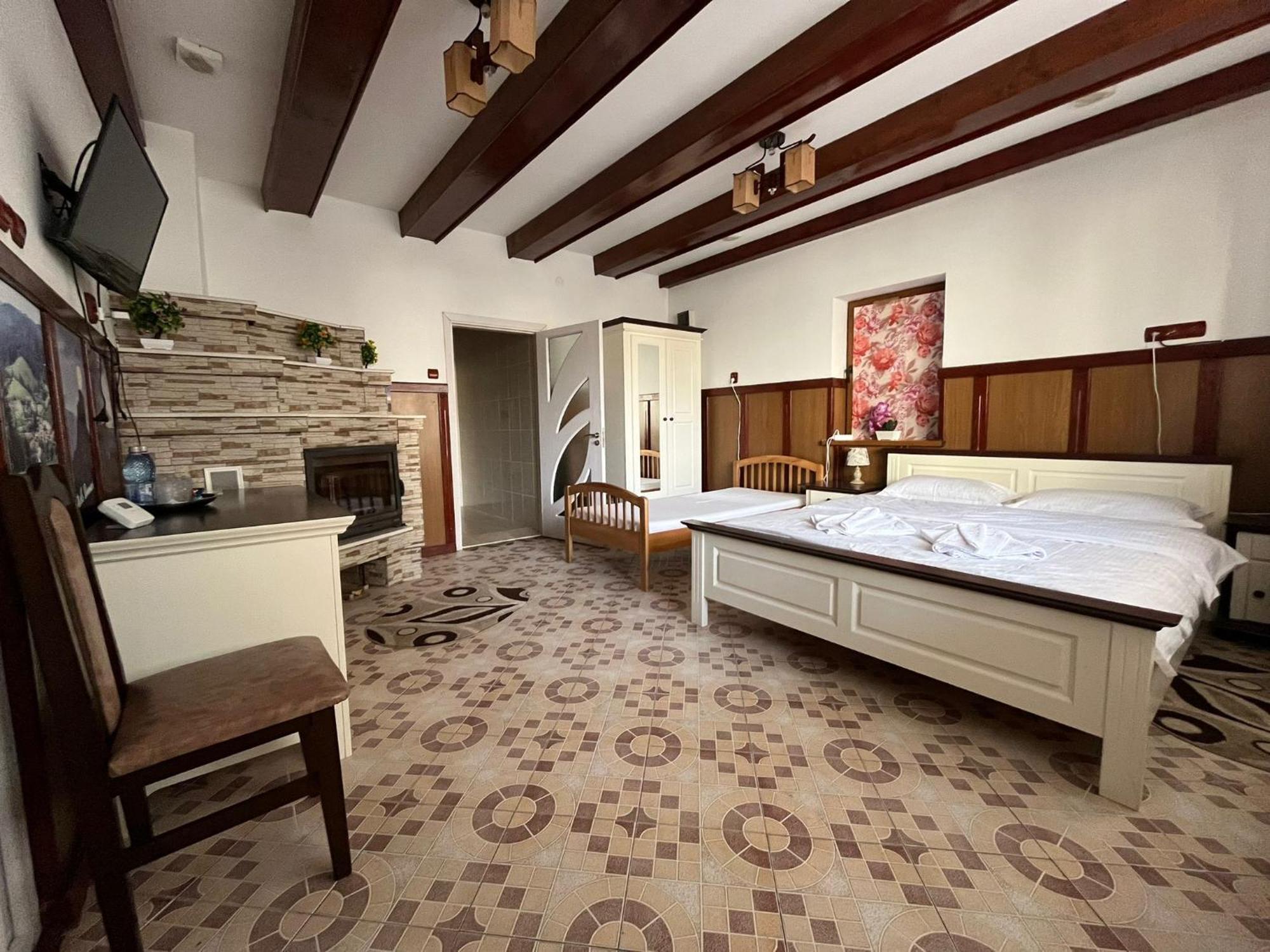Отель Casa Poenaru Кымпулунг-Молдовенеск Экстерьер фото